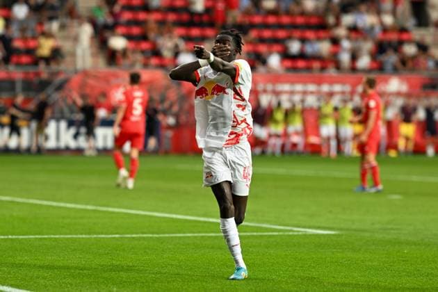 Champions-League-Qualifikation - Twente Enschede - RB Salzburg am 13.08.2024 im De Grolsch Veste in Enschede Jubel, Torjubel, Torschuetze, Torschütze Moussa Kounfolo Yeo (Salzburg) jubelt nach seinem Tor zum 1:3.