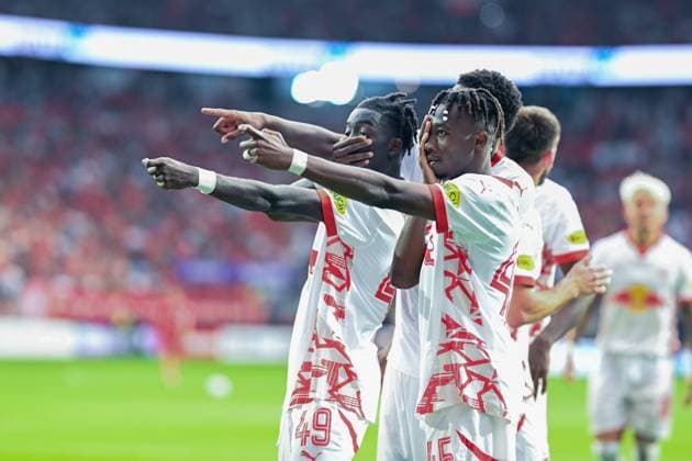 Champions-League-Qualifikation - Twente Enschede - RB Salzburg am 13.08.2024 im De Grolsch Veste in Enschede Jubel, Torjubel, Torschuetze, Torschütze Moussa Kounfolo Yeo (Salzburg) jubelt nach seinem Tor zum 1:3 mit Dorgeles Nene (Salzburg).