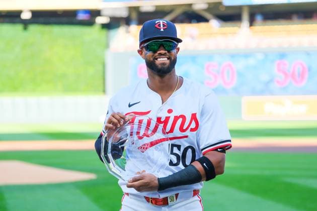August 13, 2024, Minneapolis, Minnesota, USA: Minnesota Twins shortstop WILLI CASTRO (50) is awarded the MLB, Baseball Herren, USA Players Alumni Heart and Hustle Award during a MLB game between the Minnesota Twins and the Kansas City Royals at Target Field. The Twins won 13-3. Minneapolis USA - ZUMAg254 20240813_zsp_g254_003 Copyright: xStevenxGarciax