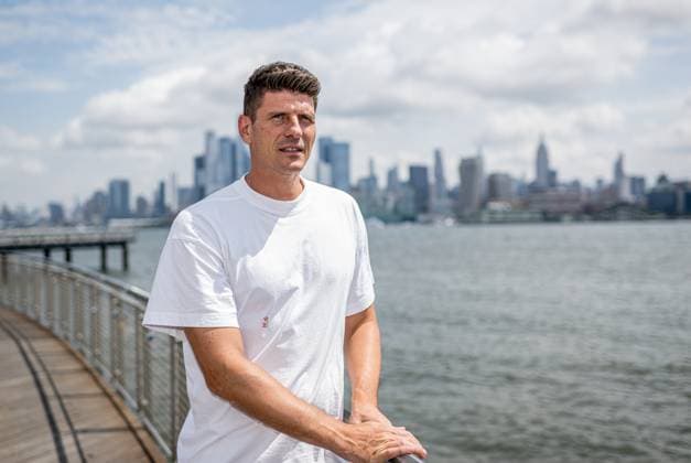Mario Gomez (Technischer Direktor Red Bull Soccer International) am Hotel W Hoboken in New Jersey. Abreise RB Leipzig ins Trainingslager in die USA am 31. Juli 2024. New York City. US-Tour RB Leipzig - Mario Gomez *** Mario Gomez Technical Director Red Bull Soccer International at Hotel W Hoboken in New Jersey Departure RB Leipzig for training camp in the USA on July 31, 2024 New York City US Tour RB Leipzig Mario Gomez