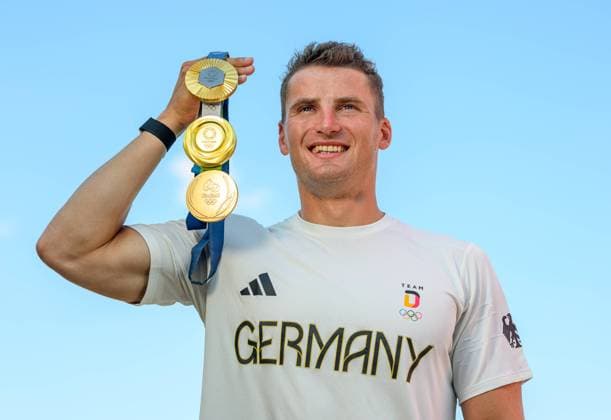 Bilder des Jahres 2024, Sport 08 August Sport Themen der Woche KW33 Sport Bilder des Tages Tom Liebscher mit seinen drei olympischen Goldmedaillen aus Rio de Janeiro, Tokyo und Paris, Empfang für Kanute Tom Liebscher-Lucz im Bootshaus Oehmestraße beim Kanuclub Dresden nach seiner Goldmedaille bei den Olympischen Spielen in Paris, 13.08.2024, Kanu, Vierer-Kayak, Kayak, Kanute, KC Dresden, *** Tom Liebscher with his three Olympic gold medals from Rio de Janeiro, Tokyo and Paris, Reception for canoeist Tom Liebscher Lucz at the Oehmestraße boathouse at the Dresden Canoe Club after his gold medal at the Olympic Games in Paris, 13 08 2024, Canoe, Four-man kayak, Kayak, Canoeist, KC Dresden,