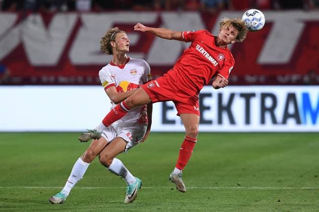 Fußball UEFA Champions League Qualifikation 3. Runde FC Twente - FC Salzburg am 13.08.2024 im Stadion De Grolsch Veste in Enschede Maurits Kjaergaard ( Salzburg ), links - Sem Steijn ( Enschede ), rechts