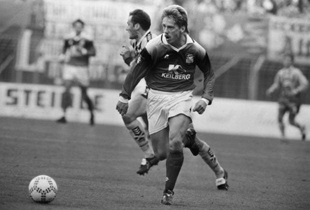 FSV Zwickau vs KFC Uerdingen 05 22.09.1996, Zwickau, Westsachsenstadion ,2. Bundesliga 1996 1997, FSV Zwickau vs. KFC Uerdingen 05, Spielstand 2: 1 für Zwickau. Berd Tipold am Ball *** FSV Zwickau vs KFC Uerdingen 05 22 09 1996, Zwickau, Westsachsenstadion ,2 Bundesliga 1996 1997, FSV Zwickau vs KFC Uerdingen 05, Score 2 1 for Zwickau Berd Tipold on the ball