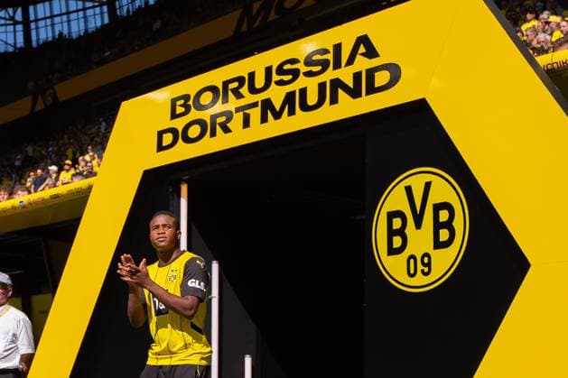 Youssoufa Moukoko (Borussia Dortmund) schaut waehrend des Freundschaftsspiels zwischen Borussia Dortmund und Aston Villa im Signal-Iduna-Park am 10. August 2024 in Dortmund, DEU. (Foto von Mario Hommes DeFodi Images) +++ Dortmund, Germany, 10.08.24: Youssoufa Moukoko (Borussia Dortmund) looks on during the Friendly match match between Borussia Dortmund and Aston Villa at Signal-Iduna-Park on August 10, 2024 in Dortmund, Germany. (Photo by Mario Hommes DeFodi Images) Defodi-542_BVBAST20240810_140