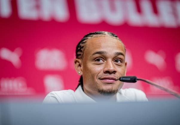 Leipzigs Xavi Simons beantwortet die Fragen der Journalisten. Pressekonferenz RB Leipzig am 6. August 2024. Red Bull Akademie, Leipzig. Pressekonferenz RB Leipzig