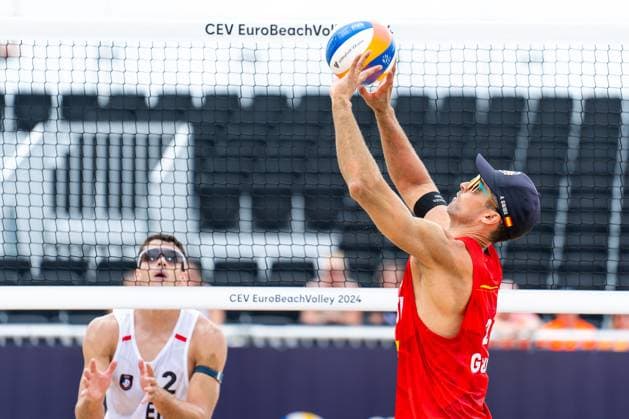 2024-08-14 CEV Beach volleyball, Beachvolleyball European Championships - Day 2 THE HAGUE, NETHERLANDS - AUGUST 14: Adrian Gavira Collado of Spain and Joaquin Bello of England during Day 2 of the CEV Beach Volleyball European Championships at The Hague Beach Stadium on August 14, 2024 in The Hague, Netherlands. (Photo by Joris Verwijst BSR Agency) The Hague Netherlands Content not available for redistribution in The Netherlands directly or indirectly through any third parties. Copyright: xBSRxAgencyx