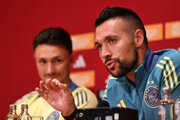 AMSTERDAM - Ajax coach Francesco Farioli and Steven Berghuis during a press conference, PK, Pressekonferenz in the run-up to the third qualifying round for the Europa League against Panathinaikos. ANP OLAF KRAAK xVIxANPxSportx xxANPxIVx 505980494 originalFilename: 505980494.jpg