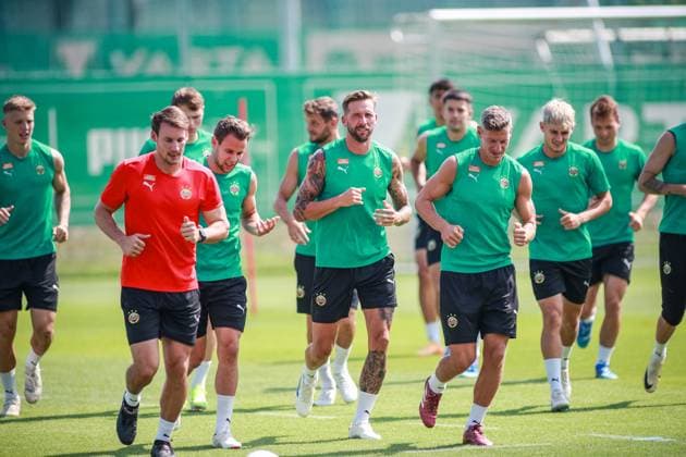 SOCCER - UEFA EL, Rapid vs Trabzonspor VIENNA,AUSTRIA,14.AUG.24 - SOCCER - UEFA Europa League, qualification, SK Rapid Wien vs Trabzonspor Kuluebue, preview, training Rapid. Image shows the team of Rapid.  GEPAxpictures xManuelxBinder