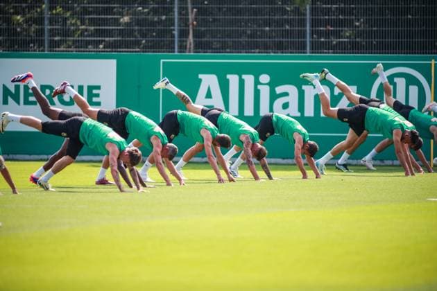 Sport Bilder des Tages SOCCER - UEFA EL, Rapid vs Trabzonspor VIENNA,AUSTRIA,14.AUG.24 - SOCCER - UEFA Europa League, qualification, SK Rapid Wien vs Trabzonspor Kuluebue, preview, training Rapid. Image shows the team of Rapid during the warm up.  GEPAxpictures xManuelxBinder