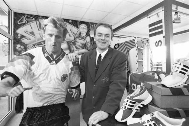 FCK Fußballelegende Joachim Müller 11.10. 1995, Chemnitz, Spoert, Fußball, CFC, Ex- FCK Spieler Joachim Müller in seinem Sportgeschäft Chemnitz Sachsen BRD *** FCK soccer legend Joachim Müller 11 10 1995, Chemnitz, Spoert, Football, CFC, Ex FCK player Joachim Müller in his sports store Chemnitz Saxony FRG
