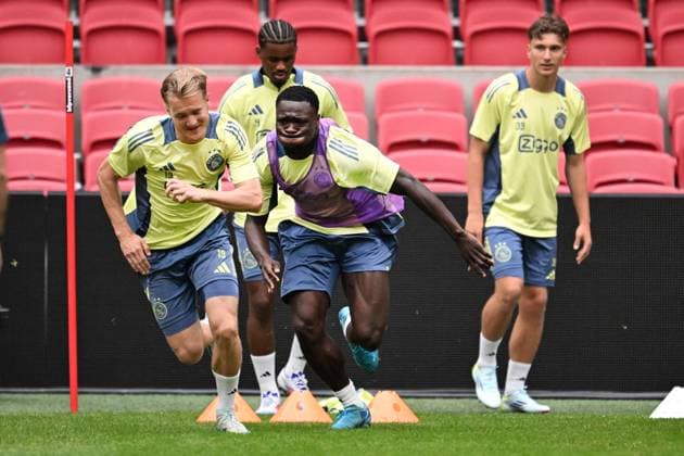AMSTERDAM Julian Rijkhoff and Brian Brobbey of Ajax during a training in the Johan Cruijff ArenA in the run-up to the third qualifying round for the Europa League against Panathinaikos. ANP OLAF KRAAK xVIxANPxSportx xxANPxIVx 505984577 originalFilename: 505984577.jpg