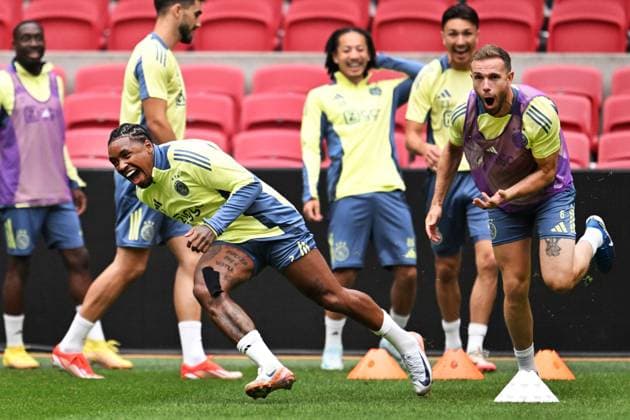 AMSTERDAM Steven Bergwijn, Jordan Henderson of Ajax during a training in the Johan Cruijff ArenA in the run-up to the third qualifying round for the Europa League against Panathinaikos. ANP OLAF KRAAK xVIxANPxSportx xxANPxIVx 505984598 originalFilename: 505984598.jpg