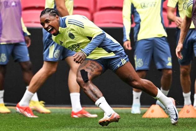AMSTERDAM Steven Bergwijn of Ajax during a training in the Johan Cruijff ArenA in the run-up to the third qualifying round for the Europa League against Panathinaikos. ANP OLAF KRAAK xVIxANPxSportx xxANPxIVx 505984607 originalFilename: 505984607.jpg