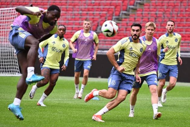 AMSTERDAM Josip Sutalo watches Brian Brobbey head a ball during a training session at the Johan Cruijff ArenA in the run-up to the third qualifying round for the Europa League against Panathinaikos. ANP OLAF KRAAK xVIxANPxSportx xxANPxIVx 505984629 originalFilename: 505984629.jpg