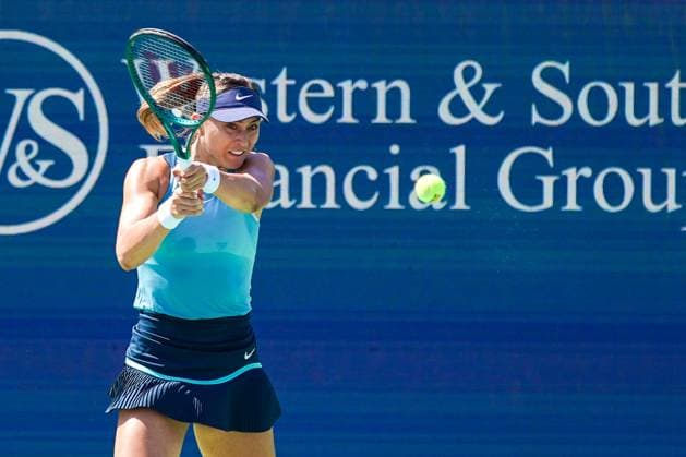 Sport Bilder des Tages August 14, 2024, Mason, Ohio, USA: Paula Badosa (ESP) returns a shot from Peyton Stearns (USA) (not pictured) during the womens singles first round of the 2024 Cincinnati Open at Lindner Family Tennis Center. Mason USA - ZUMAw109 20240814_fap_w109_026 Copyright: xDebbyxWongx