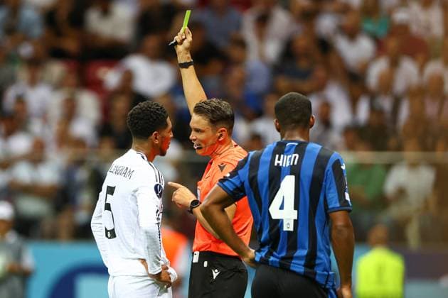 Sport Themen der Woche KW33 Sport Bilder des Tages Jude Bellingham of Real Madrid receives a yellow card from Referee Sandro Schärer Real Madrid v Atalanta, UEFA Super Cup Final, Football, National Stadium, Warsaw, Poland, 14 Aug 2024 EDITORIAL USE ONLY No use with unauthorised audio, video, data, fixture lists, club league logos or live services. Online in-match use limited to 120 images, no video emulation. No use in betting, games or single club league player publications.  Copyright: xKieranxMcManus Shutterstockx 14633375ae
