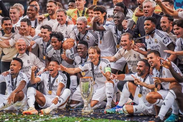Sport Themen der Woche KW33 Sport Bilder des Tages 2024 UEFA Super Cup: Real Madrid vs. Atalanta Real Madrid lift the trophy after the 2024 UEFA Super Cup: Real Madrid vs. Atalanta match on 14 August 2024, at National Stadium Warsaw, in Warsaw, Poland Warsaw National Stadium Warsaw Poland Copyright: xAlexandraxFechetex A_F01044