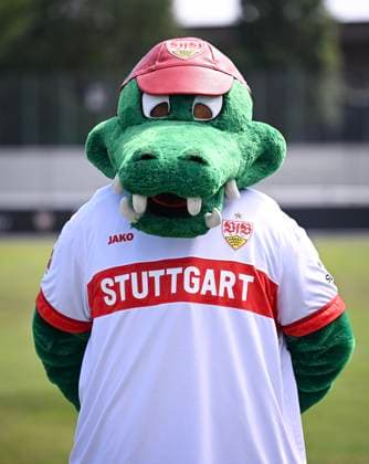 FUSSBALL 1. BUNDESLIGA 13.08.2024 Portraettermin 2024 2025 beim VfB Stuttgart auf dem Trainingsgelaende: Maskottchen Fritzle; VfB Stuttgart