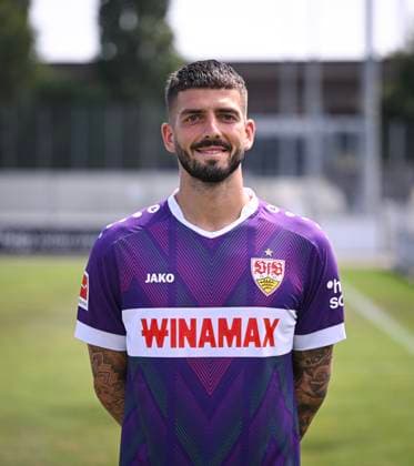 FUSSBALL 1. BUNDESLIGA 13.08.2024 Portraettermin 2024 2025 beim VfB Stuttgart auf dem Trainingsgelaende: Torwart Fabian Bredlow; VfB Stuttgart