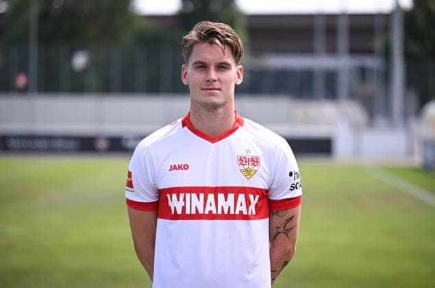 FUSSBALL 1. BUNDESLIGA 13.08.2024 Portraettermin 2024 2025 beim VfB Stuttgart auf dem Trainingsgelaende: Ramon Hendriks; VfB Stuttgart
