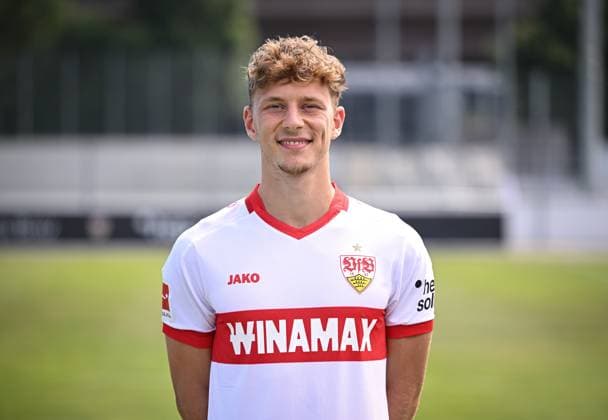 FUSSBALL 1. BUNDESLIGA 13.08.2024 Portraettermin 2024 2025 beim VfB Stuttgart auf dem Trainingsgelaende: Yannik Keitel; VfB Stuttgart