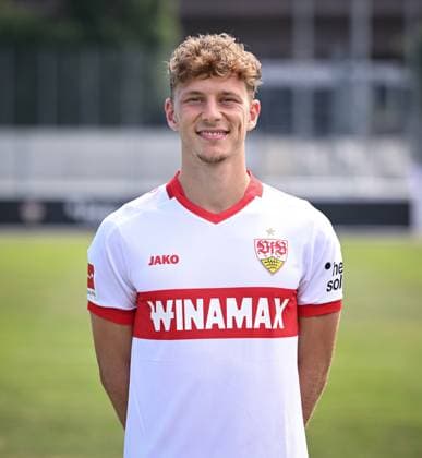FUSSBALL 1. BUNDESLIGA 13.08.2024 Portraettermin 2024 2025 beim VfB Stuttgart auf dem Trainingsgelaende: Yannik Keitel; VfB Stuttgart