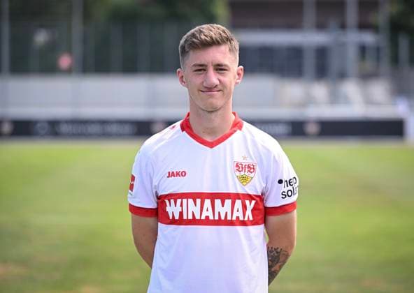 FUSSBALL 1. BUNDESLIGA 13.08.2024 Portraettermin 2024 2025 beim VfB Stuttgart auf dem Trainingsgelaende: Angelo Stiller; VfB Stuttgart