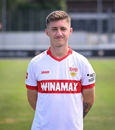 FUSSBALL 1. BUNDESLIGA 13.08.2024 Portraettermin 2024 2025 beim VfB Stuttgart auf dem Trainingsgelaende: Angelo Stiller; VfB Stuttgart