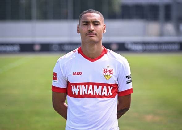 FUSSBALL 1. BUNDESLIGA 13.08.2024 Portraettermin 2024 2025 beim VfB Stuttgart auf dem Trainingsgelaende: Enzo Millot; VfB Stuttgart