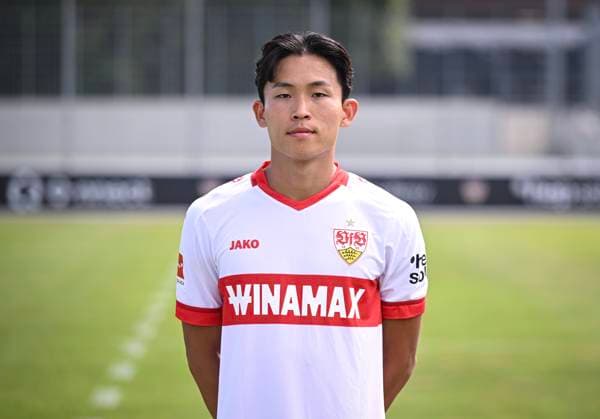 FUSSBALL 1. BUNDESLIGA 13.08.2024 Portraettermin 2024 2025 beim VfB Stuttgart auf dem Trainingsgelaende: Wooyeong Jeong; VfB Stuttgart