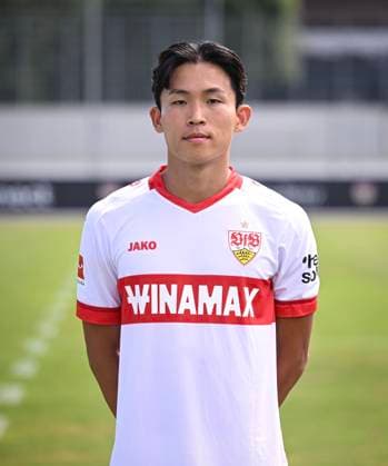 FUSSBALL 1. BUNDESLIGA 13.08.2024 Portraettermin 2024 2025 beim VfB Stuttgart auf dem Trainingsgelaende: Wooyeong Jeong; VfB Stuttgart