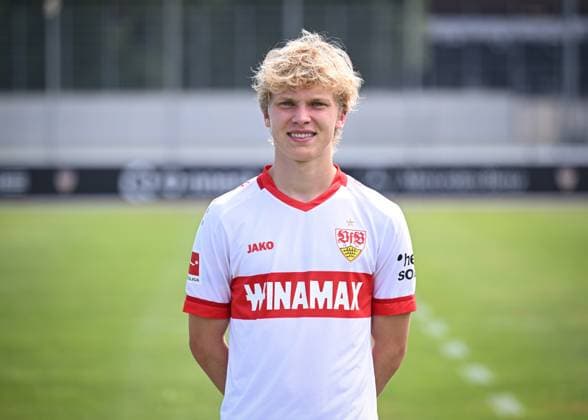 FUSSBALL 1. BUNDESLIGA 13.08.2024 Portraettermin 2024 2025 beim VfB Stuttgart auf dem Trainingsgelaende: Frans Kraetzig; VfB Stuttgart