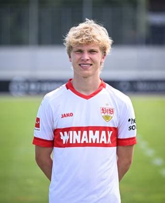 FUSSBALL 1. BUNDESLIGA 13.08.2024 Portraettermin 2024 2025 beim VfB Stuttgart auf dem Trainingsgelaende: Frans Kraetzig; VfB Stuttgart