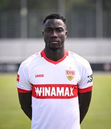 FUSSBALL 1. BUNDESLIGA 13.08.2024 Portraettermin 2024 2025 beim VfB Stuttgart auf dem Trainingsgelaende: Silas Katompa Mvumpa; VfB Stuttgart