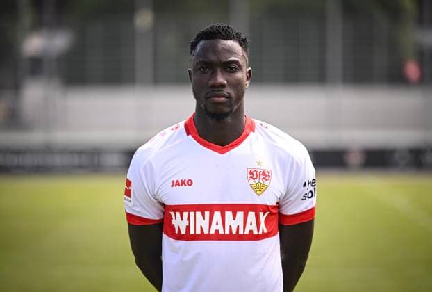 FUSSBALL 1. BUNDESLIGA 13.08.2024 Portraettermin 2024 2025 beim VfB Stuttgart auf dem Trainingsgelaende: Silas Katompa Mvumpa; VfB Stuttgart