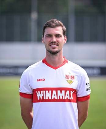FUSSBALL 1. BUNDESLIGA 13.08.2024 Portraettermin 2024 2025 beim VfB Stuttgart auf dem Trainingsgelaende: Pascal Stenzel; VfB Stuttgart
