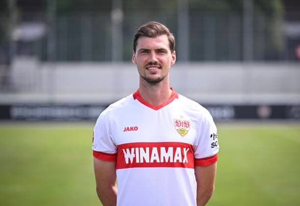 FUSSBALL 1. BUNDESLIGA 13.08.2024 Portraettermin 2024 2025 beim VfB Stuttgart auf dem Trainingsgelaende: Pascal Stenzel; VfB Stuttgart