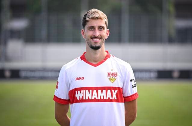 FUSSBALL 1. BUNDESLIGA 13.08.2024 Portraettermin 2024 2025 beim VfB Stuttgart auf dem Trainingsgelaende: Atakan Karazor; VfB Stuttgart
