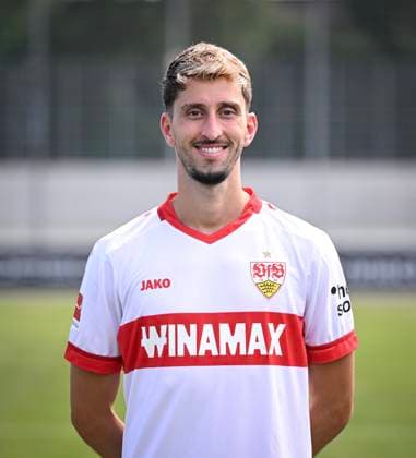 FUSSBALL 1. BUNDESLIGA 13.08.2024 Portraettermin 2024 2025 beim VfB Stuttgart auf dem Trainingsgelaende: Atakan Karazor; VfB Stuttgart