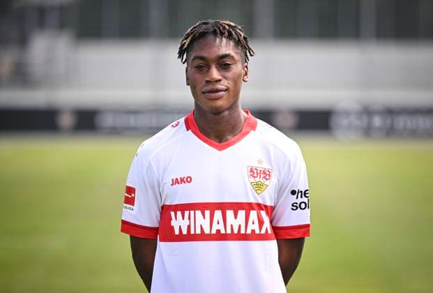 FUSSBALL 1. BUNDESLIGA 13.08.2024 Portraettermin 2024 2025 beim VfB Stuttgart auf dem Trainingsgelaende: Justin Diehl; VfB Stuttgart