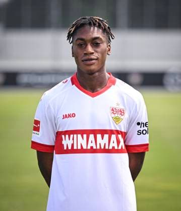 FUSSBALL 1. BUNDESLIGA 13.08.2024 Portraettermin 2024 2025 beim VfB Stuttgart auf dem Trainingsgelaende: Justin Diehl; VfB Stuttgart