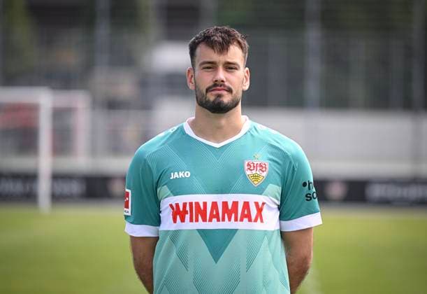 FUSSBALL 1. BUNDESLIGA 13.08.2024 Portraettermin 2024 2025 beim VfB Stuttgart auf dem Trainingsgelaende: Torwart Stefan Drljaca; VfB Stuttgart