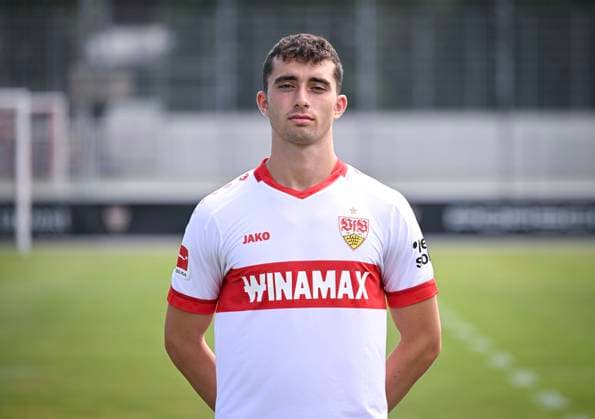 FUSSBALL 1. BUNDESLIGA 13.08.2024 Portraettermin 2024 2025 beim VfB Stuttgart auf dem Trainingsgelaende: Thomas Kastanaras; VfB Stuttgart