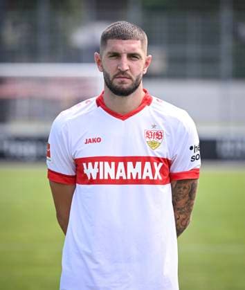FUSSBALL 1. BUNDESLIGA 13.08.2024 Portraettermin 2024 2025 beim VfB Stuttgart auf dem Trainingsgelaende: Jeff Chabot; VfB Stuttgart