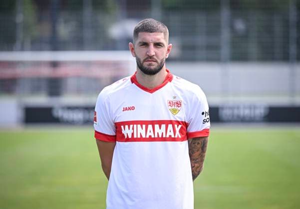 FUSSBALL 1. BUNDESLIGA 13.08.2024 Portraettermin 2024 2025 beim VfB Stuttgart auf dem Trainingsgelaende: Jeff Chabot; VfB Stuttgart