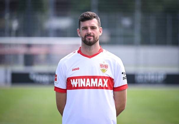 FUSSBALL 1. BUNDESLIGA 13.08.2024 Portraettermin 2024 2025 beim VfB Stuttgart auf dem Trainingsgelaende: Luca Pfeiffer; VfB Stuttgart