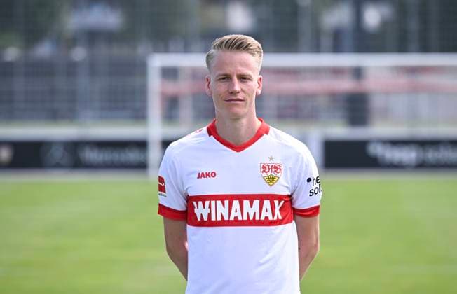 FUSSBALL 1. BUNDESLIGA 13.08.2024 Portraettermin 2024 2025 beim VfB Stuttgart auf dem Trainingsgelaende: Chris Fuehrich; VfB Stuttgart