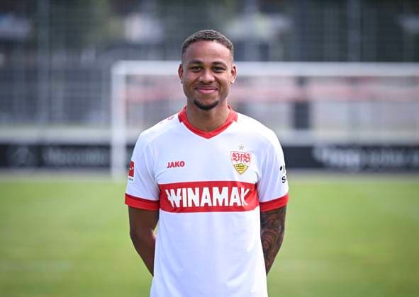 FUSSBALL 1. BUNDESLIGA 13.08.2024 Portraettermin 2024 2025 beim VfB Stuttgart auf dem Trainingsgelaende: Nikolas Nartey; VfB Stuttgart