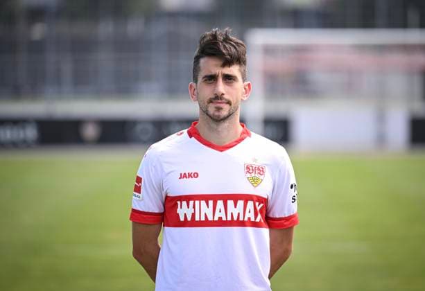 FUSSBALL 1. BUNDESLIGA 13.08.2024 Portraettermin 2024 2025 beim VfB Stuttgart auf dem Trainingsgelaende: Oemer Beyaz; VfB Stuttgart