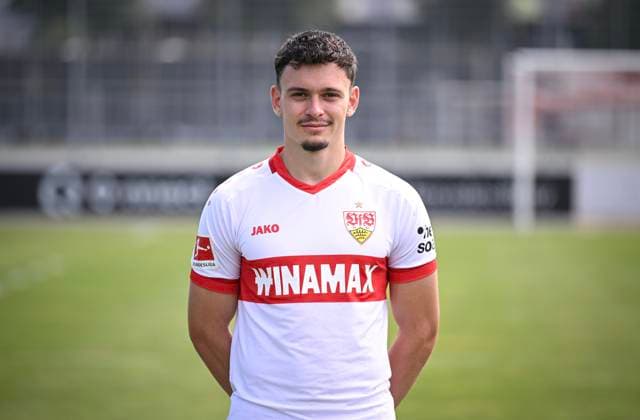 FUSSBALL 1. BUNDESLIGA 13.08.2024 Portraettermin 2024 2025 beim VfB Stuttgart auf dem Trainingsgelaende: Fabian Rieder; VfB Stuttgart